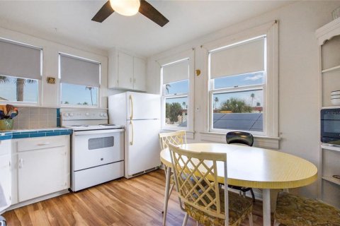 House in Saint Pete Beach, Florida 5 bedrooms, 193.98 sq.m. № 1847876 - photo 27