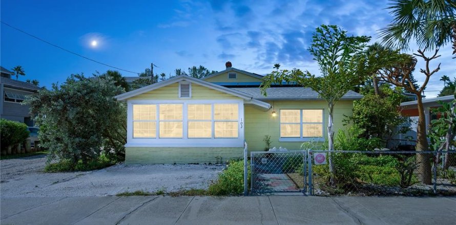 House in Saint Pete Beach, Florida 5 bedrooms, 193.98 sq.m. № 1847876