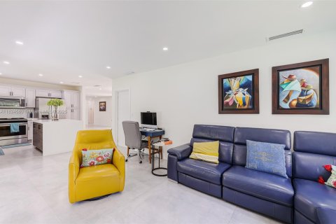 House in Palmetto Bay, Florida 3 bedrooms, 156.35 sq.m. № 2013181 - photo 16