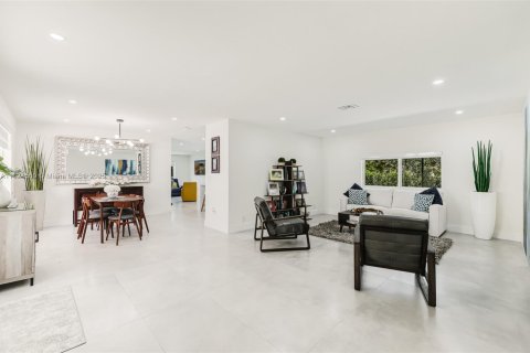 House in Palmetto Bay, Florida 3 bedrooms, 156.35 sq.m. № 2013181 - photo 4