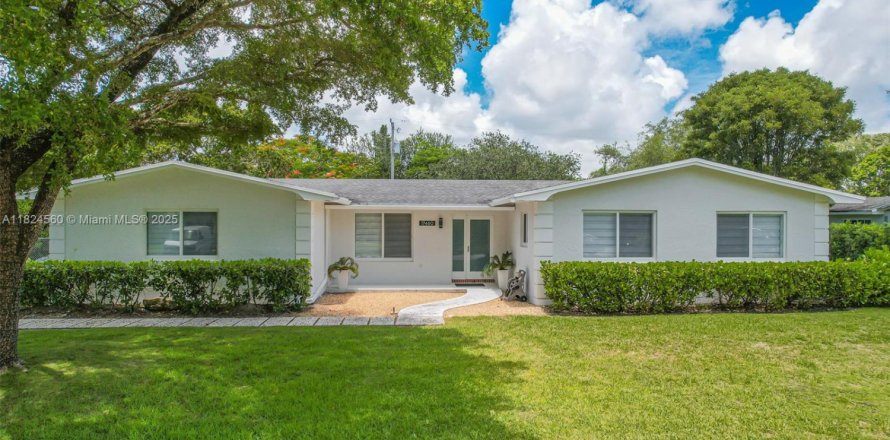 House in Palmetto Bay, Florida 3 bedrooms, 156.35 sq.m. № 2013181