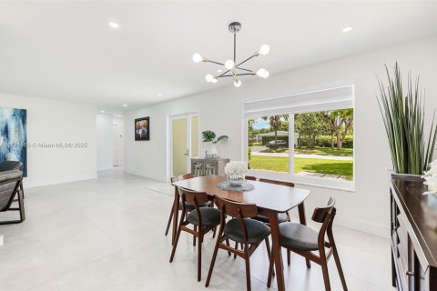 House in Palmetto Bay, Florida 3 bedrooms, 156.35 sq.m. № 2013181 - photo 10