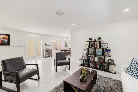 House in Palmetto Bay, Florida 3 bedrooms, 156.35 sq.m. № 2013181 - photo 9