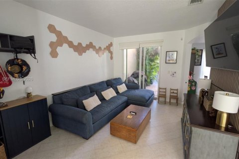 Adosado en venta en Miami, Florida, 3 dormitorios, 162.21 m2 № 1998810 - foto 3
