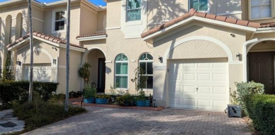 Adosado en Miami, Florida 3 dormitorios, 162.21 m2 № 1998810