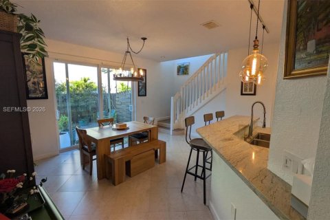 Adosado en venta en Miami, Florida, 3 dormitorios, 162.21 m2 № 1998810 - foto 8
