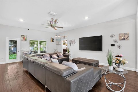 Casa en venta en Port St. Lucie, Florida, 5 dormitorios, 211.91 m2 № 2292092 - foto 11