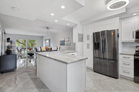 Copropriété à vendre à Pembroke Pines, Floride: 2 chambres, 108.7 m2 № 1936536 - photo 1