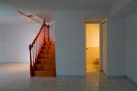 Touwnhouse à louer à Hialeah Gardens, Floride: 3 chambres, 122.45 m2 № 2001361 - photo 4