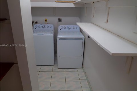 Touwnhouse à louer à Hialeah Gardens, Floride: 3 chambres, 122.45 m2 № 2001361 - photo 10