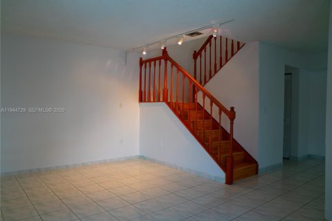 Touwnhouse à louer à Hialeah Gardens, Floride: 3 chambres, 122.45 m2 № 2001361 - photo 3