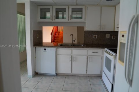 Touwnhouse à louer à Hialeah Gardens, Floride: 3 chambres, 122.45 m2 № 2001361 - photo 2