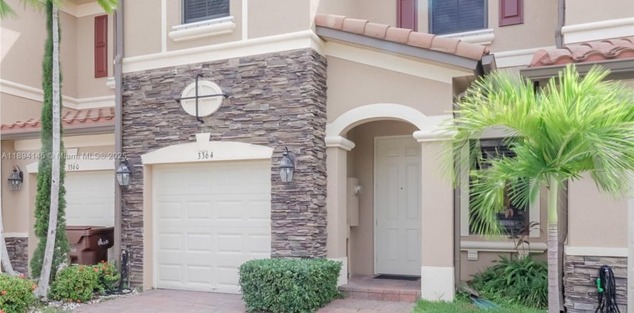 Townhouse in Hialeah, Florida 4 bedrooms, 172.98 sq.m. № 1950339