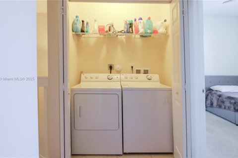 Townhouse in Hialeah, Florida 4 bedrooms, 172.98 sq.m. № 1950339 - photo 27