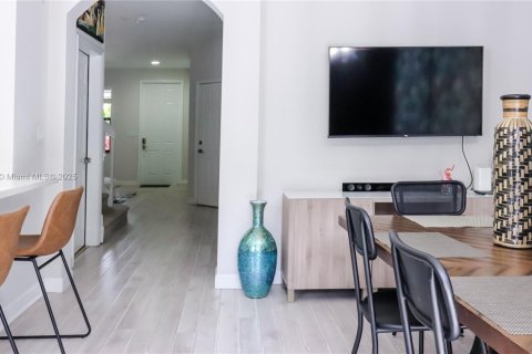 Townhouse in Hialeah, Florida 4 bedrooms, 172.98 sq.m. № 1950339 - photo 10