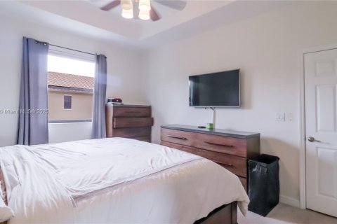 Townhouse in Hialeah, Florida 4 bedrooms, 172.98 sq.m. № 1950339 - photo 30