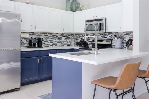 Townhouse in Hialeah, Florida 4 bedrooms, 172.98 sq.m. № 1950339 - photo 15