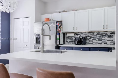 Townhouse in Hialeah, Florida 4 bedrooms, 172.98 sq.m. № 1950339 - photo 17