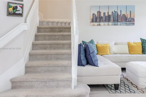 Townhouse in Hialeah, Florida 4 bedrooms, 172.98 sq.m. № 1950339 - photo 5