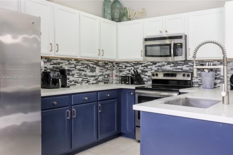 Townhouse in Hialeah, Florida 4 bedrooms, 172.98 sq.m. № 1950339 - photo 16