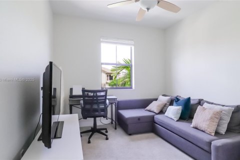 Townhouse in Hialeah, Florida 4 bedrooms, 172.98 sq.m. № 1950339 - photo 22