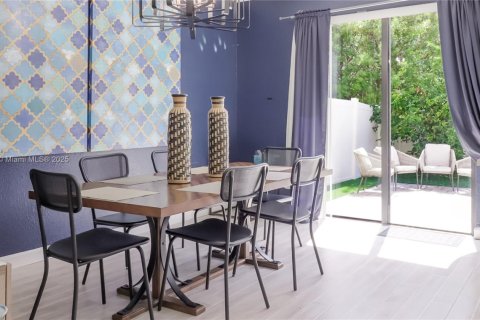 Townhouse in Hialeah, Florida 4 bedrooms, 172.98 sq.m. № 1950339 - photo 13