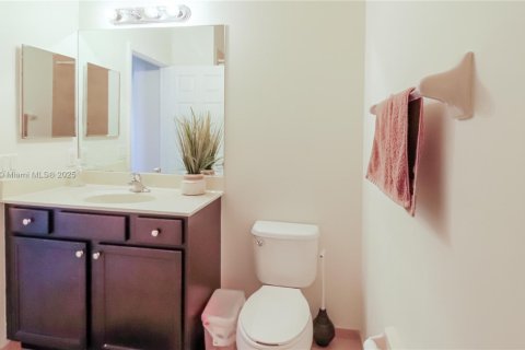 Townhouse in Hialeah, Florida 4 bedrooms, 172.98 sq.m. № 1950339 - photo 26