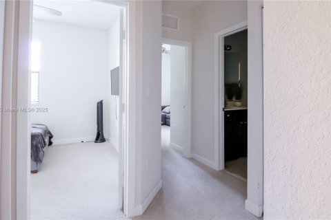 Townhouse in Hialeah, Florida 4 bedrooms, 172.98 sq.m. № 1950339 - photo 21