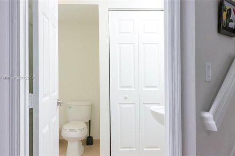 Townhouse in Hialeah, Florida 4 bedrooms, 172.98 sq.m. № 1950339 - photo 8