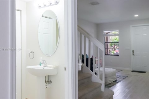 Townhouse in Hialeah, Florida 4 bedrooms, 172.98 sq.m. № 1950339 - photo 9