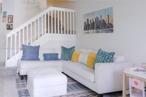 Townhouse in Hialeah, Florida 4 bedrooms, 172.98 sq.m. № 1950339 - photo 3