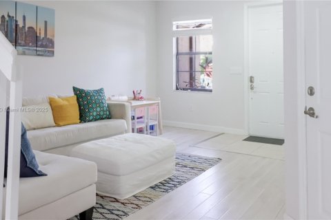 Townhouse in Hialeah, Florida 4 bedrooms, 172.98 sq.m. № 1950339 - photo 4