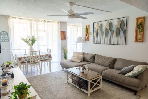 Condominio en venta en Pompano Beach, Florida, 2 dormitorios, 106.84 m2 № 1880332 - foto 2