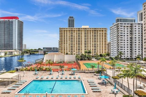 Condo in Hallandale Beach, Florida, 1 bedroom  № 2037784 - photo 24
