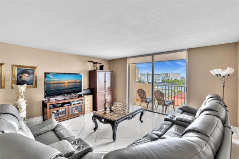 Condo in Hallandale Beach, Florida, 1 bedroom  № 2037784 - photo 15