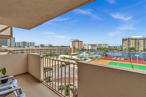 Condo in Hallandale Beach, Florida, 1 bedroom  № 2037784 - photo 23