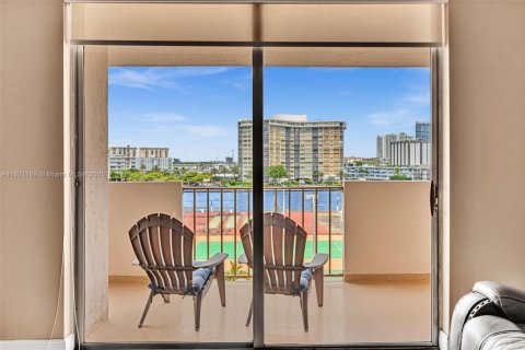 Condo in Hallandale Beach, Florida, 1 bedroom  № 2037784 - photo 21