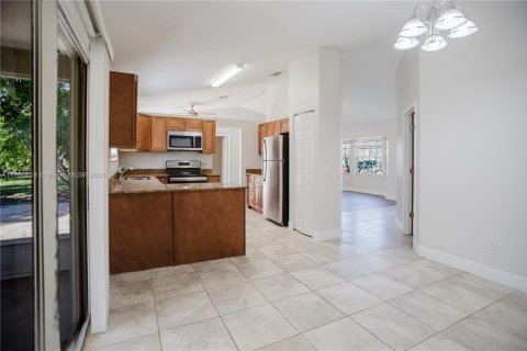 House in Port St. Lucie, Florida 3 bedrooms, 138.33 sq.m. № 1632947 - photo 7