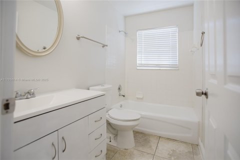 House in Port St. Lucie, Florida 3 bedrooms, 138.33 sq.m. № 1632947 - photo 5