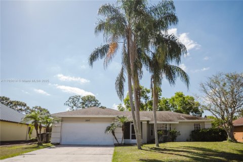 House in Port St. Lucie, Florida 3 bedrooms, 138.33 sq.m. № 1632947 - photo 1