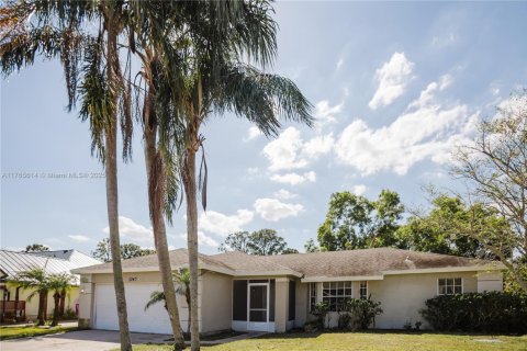 House in Port St. Lucie, Florida 3 bedrooms, 138.33 sq.m. № 1632947 - photo 2