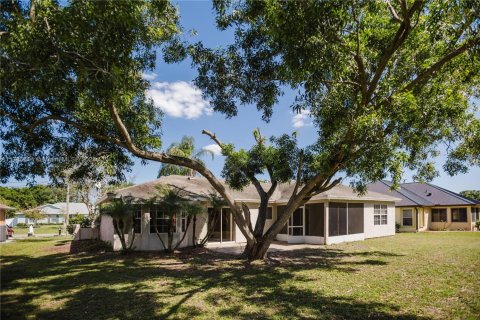 House in Port St. Lucie, Florida 3 bedrooms, 138.33 sq.m. № 1632947 - photo 26