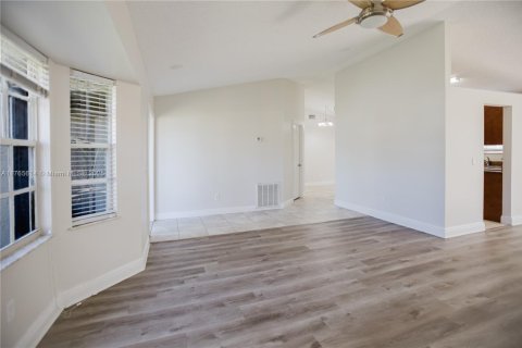House in Port St. Lucie, Florida 3 bedrooms, 138.33 sq.m. № 1632947 - photo 17