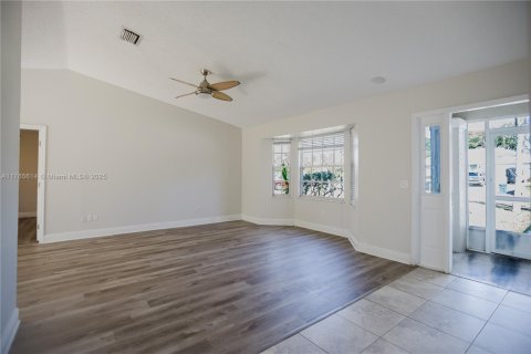 House in Port St. Lucie, Florida 3 bedrooms, 138.33 sq.m. № 1632947 - photo 9