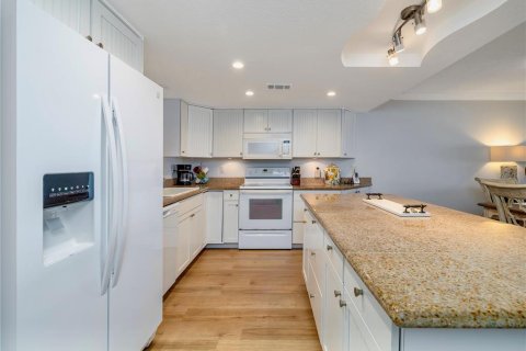 Condo in New Smyrna Beach, Florida, 2 bedrooms № 2217138 - photo 15