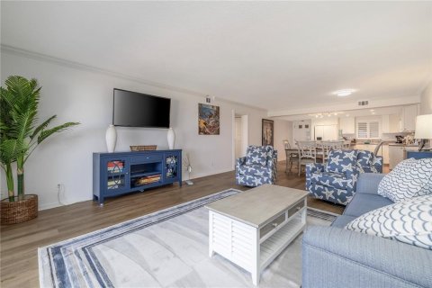 Condo in New Smyrna Beach, Florida, 2 bedrooms № 2217138 - photo 10