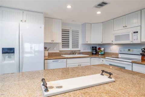 Condo in New Smyrna Beach, Florida, 2 bedrooms № 2217138 - photo 18