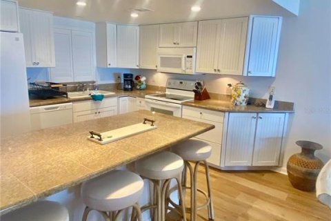 Condo in New Smyrna Beach, Florida, 2 bedrooms № 2217138 - photo 17