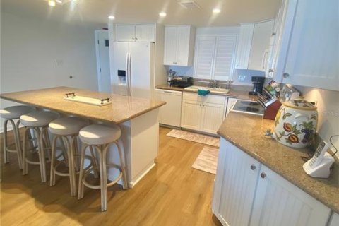 Condo in New Smyrna Beach, Florida, 2 bedrooms № 2217138 - photo 16