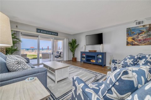 Condo in New Smyrna Beach, Florida, 2 bedrooms № 2217138 - photo 8